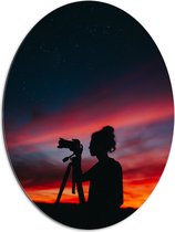 Dibond Ovaal - Silhouet van Vrouw achter Camera bij Zonsondergang - 60x80 cm Foto op Ovaal (Met Ophangsysteem)