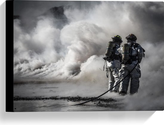 Canvas - Brandweermannen in Actie bij Brand (Zwart-wit) - 40x30 cm Foto op Canvas Schilderij (Wanddecoratie op Canvas)