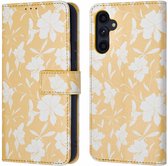 iMoshion Hoesje Met Pasjeshouder Geschikt voor Samsung Galaxy A34 (5G) - iMoshion Design Bookcase smartphone - Geel / Yellow Flowers