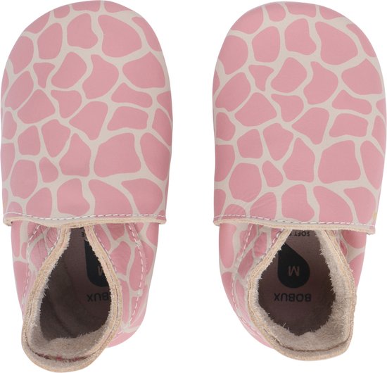 Paar roze babyslofjes met beige giraffendessin.