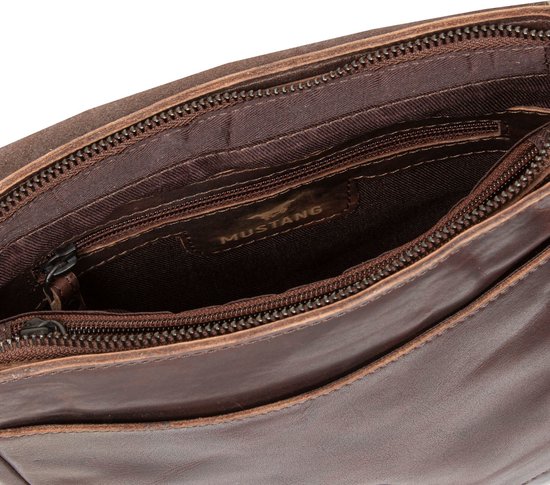 Open donkerbruine leren tas toont ritsvakken en Mustang logo binnenin.