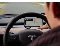 Tesla Model Y en Model 3 Telefoon houder Dashboard RACLIX® Magnetisch Dock - Dé Accessoire nu verkrijgbaar in Nederland en België