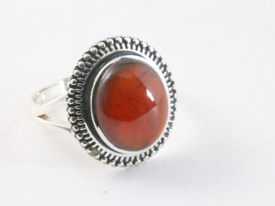 Bewerkte zilveren ring met rode jaspis - maat 18