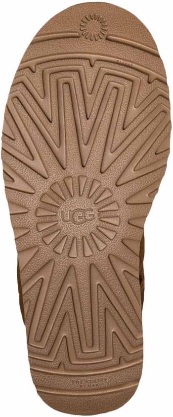 Onderkant van een cognackleurige UGG laars met een UGG logo in het midden.
