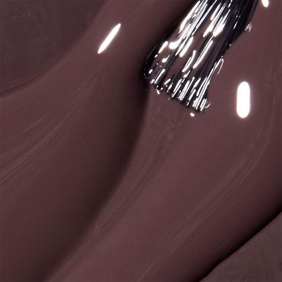 Close-up van een nagellakkwastje dat bruine nagellak aanbrengt.