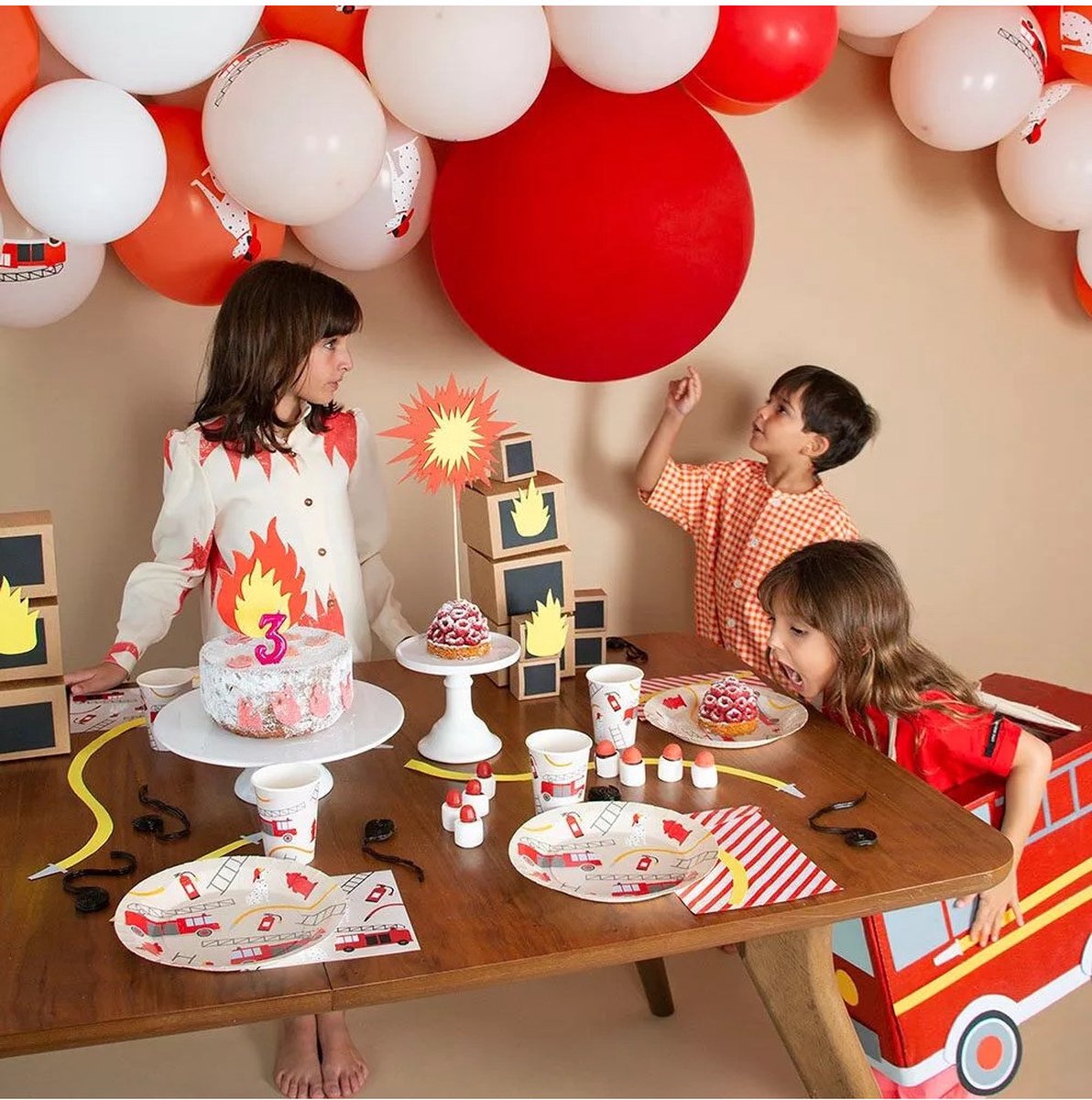 Papieren bordjes brandweer - brandweerauto - themafeest - kinderfeest - 8 stuks