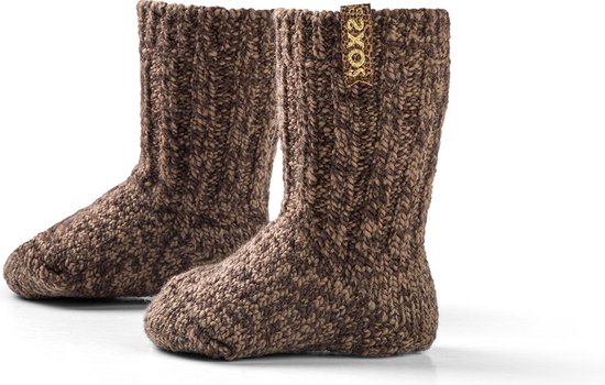 Chaussettes tricotées brunes pour bébé avec une étiquette à imprimé panthère. Douces et chaudes.
