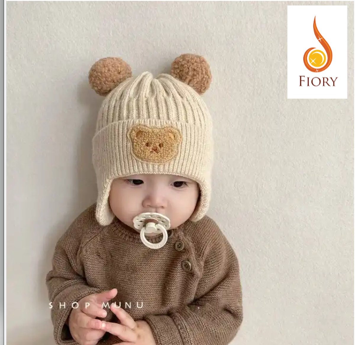 Fiory Wintermuts Baby Beige| Wintermuts voor baby| Muts met afdruk beer| Gebreide Koreaanse versie| pompoms| oren bedekt| beige