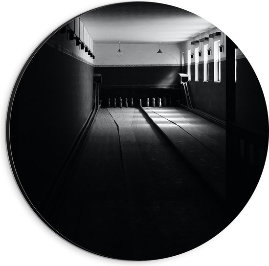 Dibond Muurcirkel - Bowlingbaan in het Donker (Zwart-wit) - 20x20 cm Foto op Aluminium Muurcirkel (met ophangsysteem)