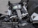 Motorrijder met Quad Lock stuurbevestiging en telefoonhouder op de motor.