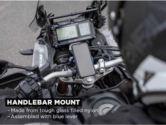 Motorrijder met Quad Lock stuurbevestiging en telefoonhouder op de motor.