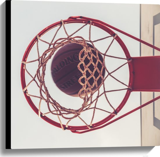 Canvas - Basket door Basketbal Heen - 60x60 cm Foto op Canvas Schilderij (Wanddecoratie op Canvas)