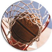 Dibond Muurcirkel - Basketbal in Basket - 30x30 cm Foto op Aluminium Muurcirkel (met ophangsysteem)