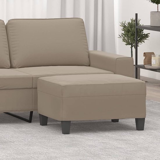 Taupe voetenbankje naast een taupe bankstel in een woonkamerinterieur.