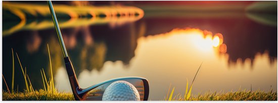 Poster Glanzend – Golf - Golfbal - Golfclub - Zonsondergang - Gras - Water - 90x30 cm Foto op Posterpapier met Glanzende Afwerking