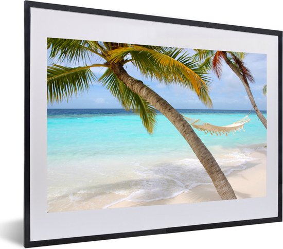 Photo en cadre - Hamac près de deux palmiers aux Maldives cadre photo noir avec passe-partout blanc 60x40 cm - Affiche sous cadre (Décoration murale salon / chambre) / Mer et plage