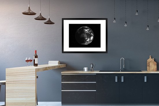 Photo encadrée - Vue satellite de la terre en cadre photo noir et blanc noir avec passe partout blanc 60x80 80x60 cm - Affiche encadrée (Décoration murale salon / chambre)