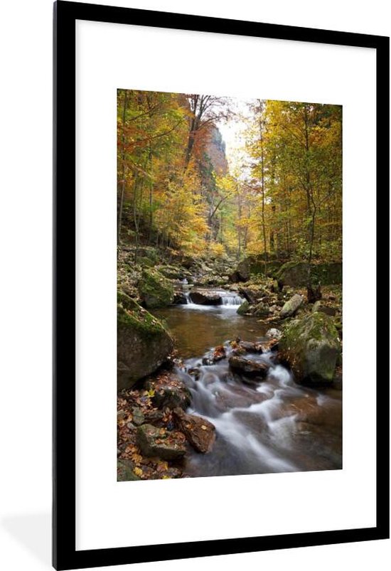 Photo en cadre - Petite rivière dans une vallée automnale du parc national du Harz allemand Cadre photo noir avec passe-partout blanc grand 60x90 cm - Affiche sous cadre (Décoration murale salon / chambre)
