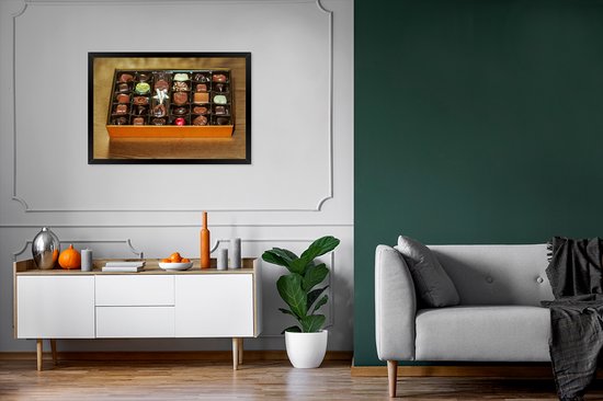 Photo encadrée - Une boîte pleine de chocolats belges cadre photo noir 90x60 cm - Affiche encadrée (Décoration murale salon / chambre)
