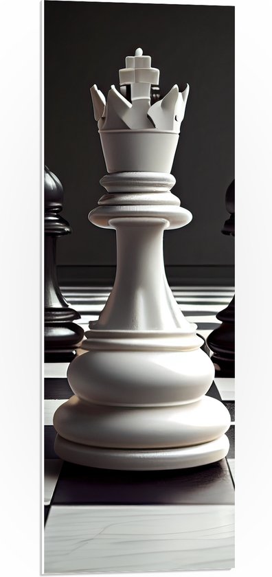 PVC Schuimplaat - Zwarte Schaakstukken om Witte Koning op Schaakbord (Zwart-wit) - 30x90 cm Foto op PVC Schuimplaat (Met Ophangsysteem)