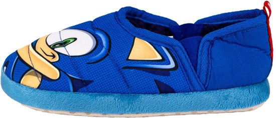 Blauwe slof met op de neus een afbeelding van Sonic the Hedgehog, met een rode lus aan de achterkant.