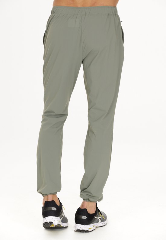 Grijze sportbroek met elastische zoom, gedragen door een man.