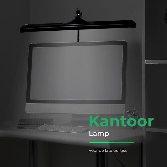 Zwarte bureaulamp boven een computer op een bureau. Kantoorsfeer.