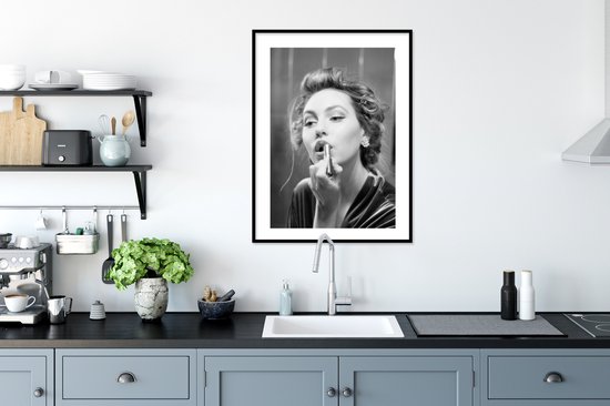 Fotolijst inclusief poster 60x80 cm - Vrouw portret make up - Foto in lijst zwart wit - Muurdecoratie slaapkamer vintage - Houten lijsten fotohouder - Posters in kaders - Wissellijst bed decoratie - Fotokaders - Photo frame