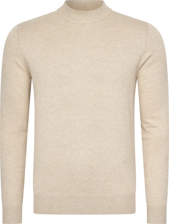 Beige coltrui met lange mouwen, op witte achtergrond.