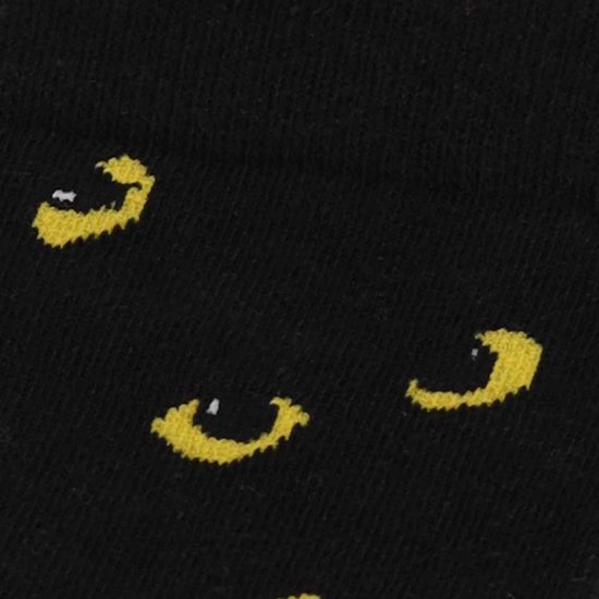 Zwarte kousen met een patroon van gele kattenogen.