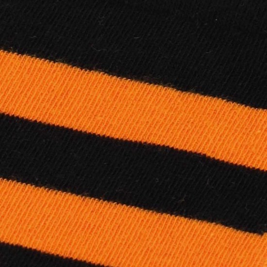 Detail van zwart en oranje strepen op stof.