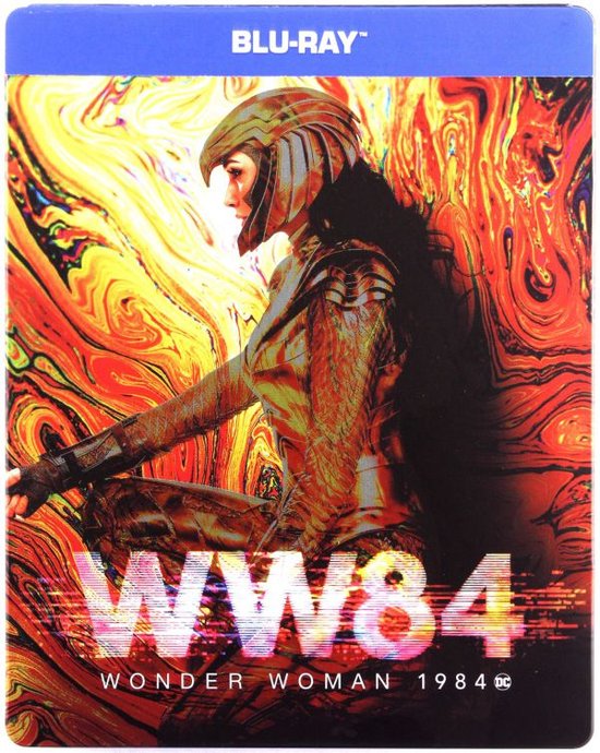 Wonder Woman in gouden harnas, zittend, tegen een achtergrond van oranje, geel en rode swirls. "WW84 WONDER WOMAN 1984" in glanzende letters.