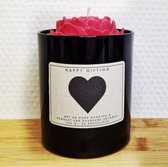 Hart - Soja was geurkaars - Rode roos - Kaarsglas glanzend zwart - Vanille geur - 250 gram - 50 branduren - Geurkaars - Kaars - Kaars met tekst - Soja was – Soy wax – Handgemaakt – Cadeau – Vanilla - Geschenk – Duurzaam - Valentijn - Valentijnsdag