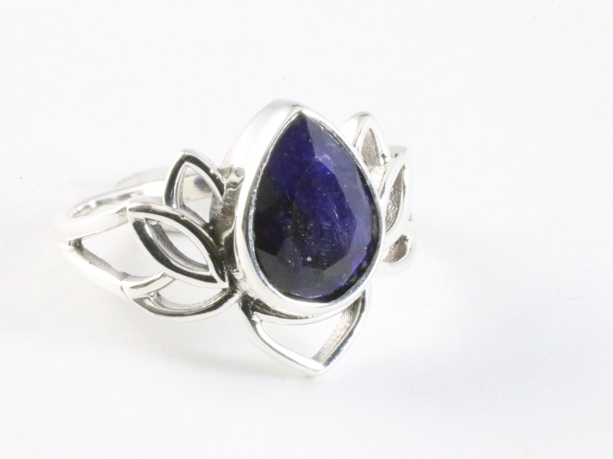 Opengewerkte zilveren lotus bloem ring met blauwe saffier - maat 17