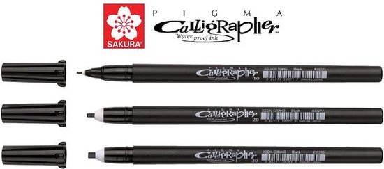 Drie zwarte Sakura Pigma Calligrapher pennen met dop, met penpunten van 1mm, 2mm en 3mm.