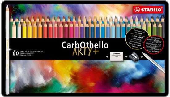 STABILO CarbOthello ARTY+ 60 krijt-pastel kleurpotloden in metalen etui, met accessoires en abstracte achtergrond.