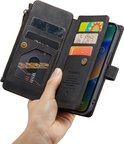 Hand toont een zwart portemonnee hoesje voor iPhone met kaarthouders, ritsvak en geldvak.