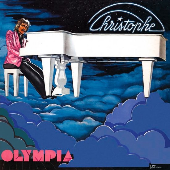Man met snor, in roze colbert en zwarte broek, speelt op een witte vleugel te midden van blauwe wolken. "Christophe" en "Olympia" in neonletters.
