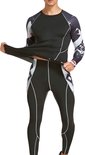 Homme montrant un legging et un haut de compression noirs avec des accents blancs et un imprimé graphique.