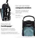 Een lichtgroene buggy is compact ingeklapt en staat zelfstandig.