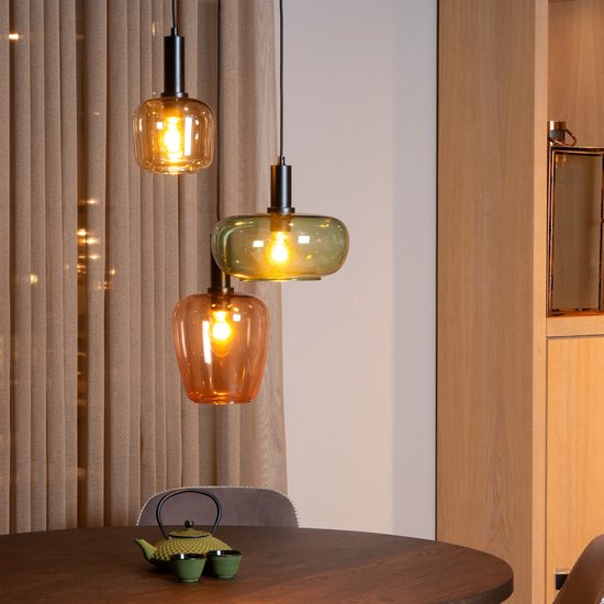 Drie Lucide ILONA hanglampen met glazen kappen in amber, groen en oranje.