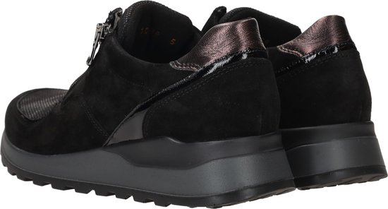 Zwarte suède sneakers met rits, metallic hiel en lak detail. Grijze zolen.