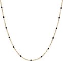 Gouden ketting met kleine zwarte kraaltjes, op een witte achtergrond.