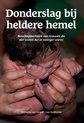 Boekomslag met de titel 'Donderslag bij heldere hemel' en een pasgeboren baby die door handen wordt vastgehouden.