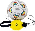 Wit voetbal met rode, blauwe en gele cirkels op de panelen. Een gele trainingsschijf met een cirkelvormig logo is verbonden met een band.