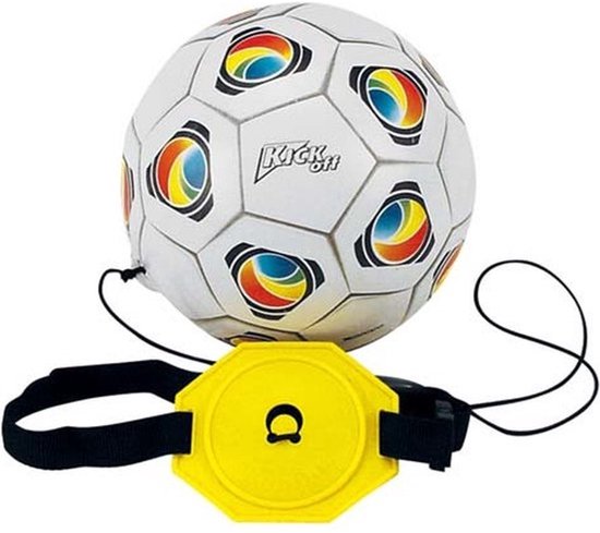 Wit voetbal met rode, blauwe en gele cirkels op de panelen. Een gele trainingsschijf met een cirkelvormig logo is verbonden met een band.