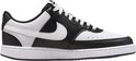 Zijzicht van een Nike sneaker in zwart en wit, met witte veters en een wit Nike logo.