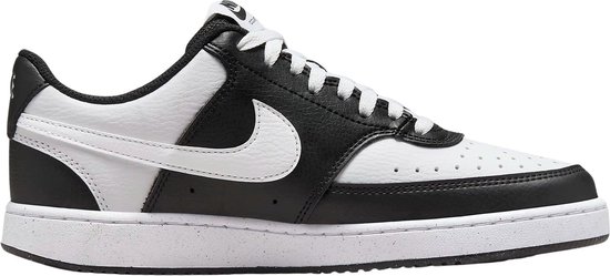 Zijzicht van een Nike sneaker in zwart en wit, met witte veters en een wit Nike logo.
