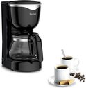 Cafetière Tefal noire avec verseuse en verre, à côté de deux tasses blanches avec du café et des grains de café.