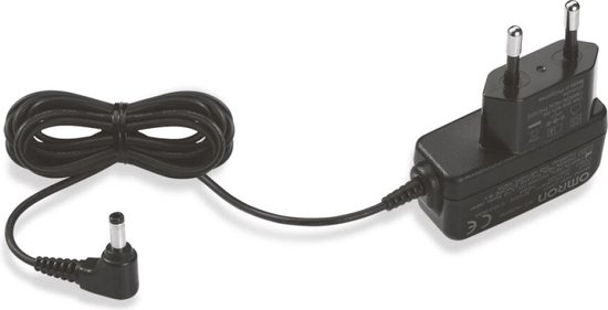 Zwarte Omron AC adapter met twee metalen stekkers en een gebogen connector. De kabel is opgerold.